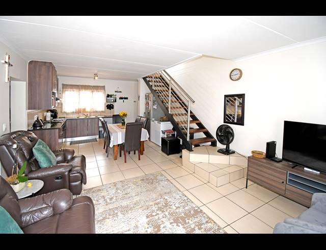 3 BEDROOM APARTMENT FOR SALE IN SUNNINGHILL